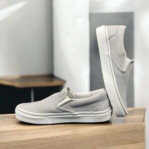VANS CLASSIC GRAY SLIP-ON SHOES – SIZE 5 YOUTH (MEN’S 5 / WOMEN’S 6.5)
